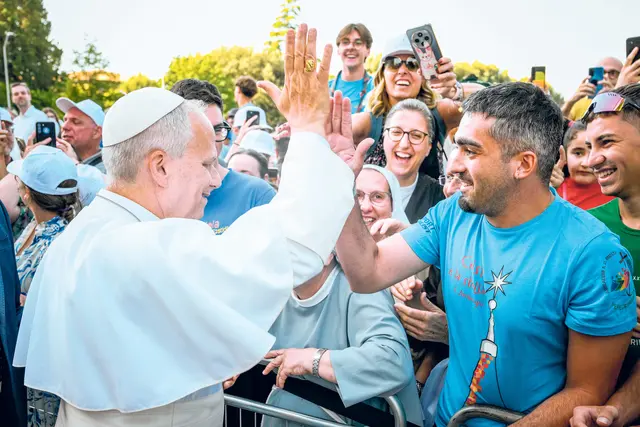 Papst Leo XIV. begrüßt Teilnehmer mit "High Five".  | Foto: Vatican Media/Romano Siciliani/KNA