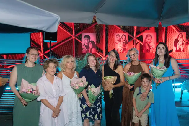 Die Fotografin und Autorin Kateryna Fedorova (4. v. r.) rückt zehn Mütter und deren Kinder in den Vordergrund, deren Alltag von besonderen Herausforderungen geprägt ist – und von unermüdlicher Liebe.  | Foto: privat