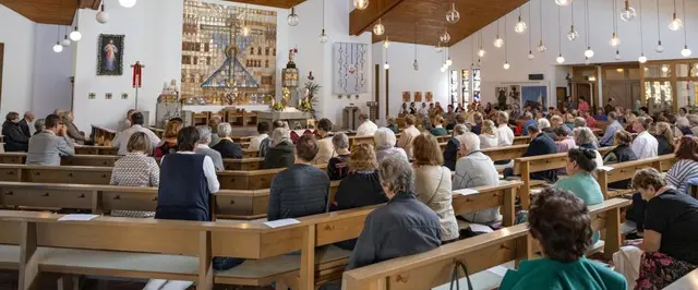 Das Apsis-Mosail Herferts in der Pfarrkirche Persenbeug zeit ein Kreuz, darunter Maria und Heilige. | Foto: Pfarre Persenbeug