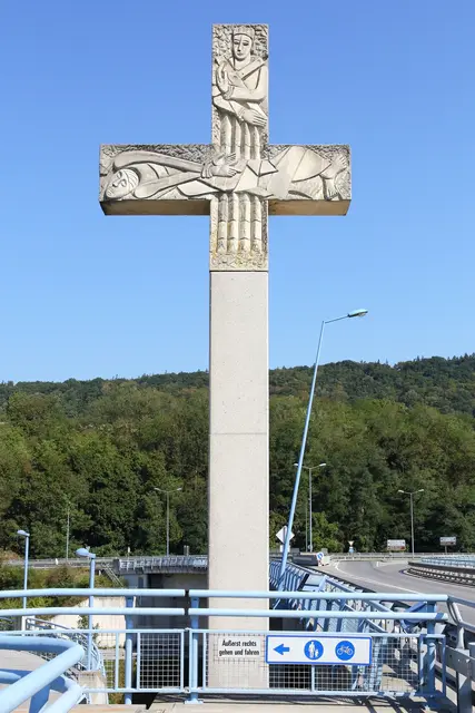 Herferts Nepomuk-Kreuz (2002 gemeinsam mit Sohn Andreas geschaffen) ragt an der Donaubrücke Pöchlarn in die Höhe. | Foto: Wikimedia Commons