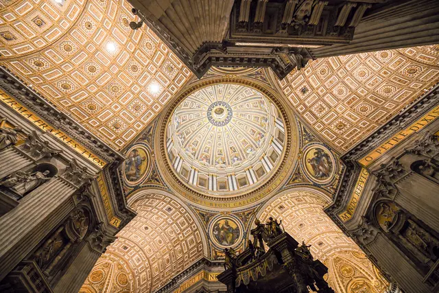 Kuppel des Petersdoms in Rom: „TV ES PETRVS ET SVPER HANC PETRAM AEDIFICABO ECCLESIAM MEAM ET TIBI DABO CLAVES REGNI CAELORVM“ (Dt.: „Du bist Petrus und auf diesen Felsen werde ich meine Kirche bauen, und dir werde ich die Schlüssel des Himmelreichs geben“) Mt 16,18-19. | Foto: Julia Steinbrecht/KNA