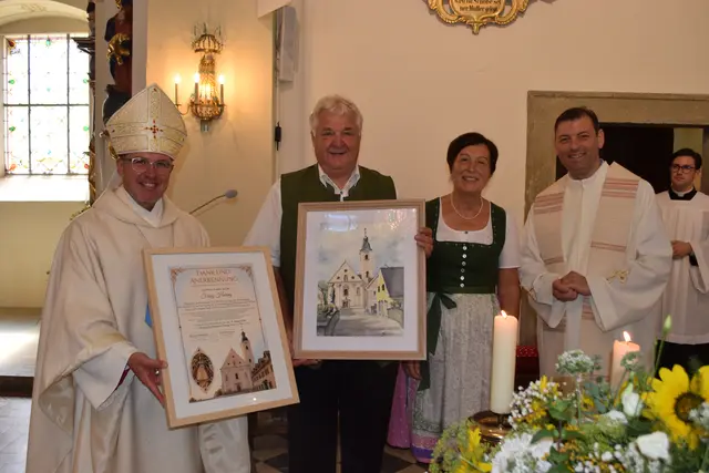 Gemeinsam mit Pfarrer Marius Mărtinaş (r.) dankte Weihbischof Johannes Freitag (l.) auch Anni Reiterer (2. v. r.), Franz Haring (2. v. l.) und Herbert Reiterer (nicht im Bild) für ihren außerordentlichen Einsatz im Zuge der Renovierung. | Foto: Pfarre Arnfels