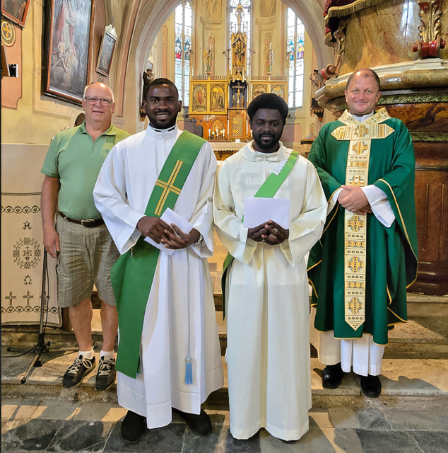 Walter Horn (l.) und Pfarrer Ciprian Sascău (r.) begrüßen auch heuer wieder Benedict Aiyeyun Marcellinus und Cosmas Cossy Habila. Die beiden in Rom geweihten Diakone aus Nigeria sprechen mittlerweile sehr gut Deutsch und sind im guten Austausch mit den BewohnerInnen des SR Oberwölz-Scheifling. | Foto: Pfarre