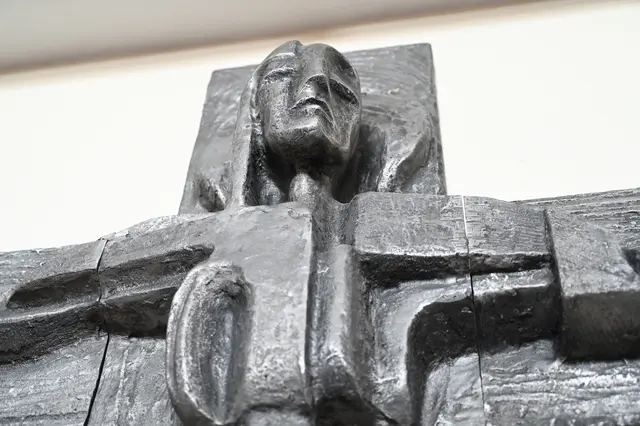 Details des Kruzifixes aus Aluguss (1974) in der Pfarrkirche Amstetten-St. Marien. | Foto: Hans-Peter Kriener