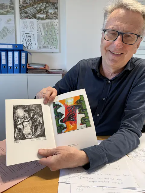 DI Wolfgang Pfoser zeigt Kreuzweg-Stationen von Robert Herfert: einmal aus dem Jahr 1946, das andere aus 2006. | Foto: Patricia Harant-Schagerl