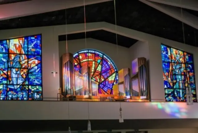 Die Abendsonne leuchtet durch die Glasfenster von Robert Herfert in der 1961 geweihten Pfarrkirche St. Pölten-Maria Lourdes. | Foto: Pfarre St. Pölten-Maria Lourdes
