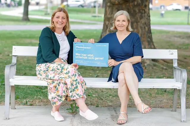 Nora Tödtling-Musenbichler (l.) und Vizebürgermeisterin Judith Schwentner (r.) am Plauderbankerl. Bewährt es sich, sind weitere Standorte im Grazer Stadtgebiet geplant.  | Foto: Neuhold