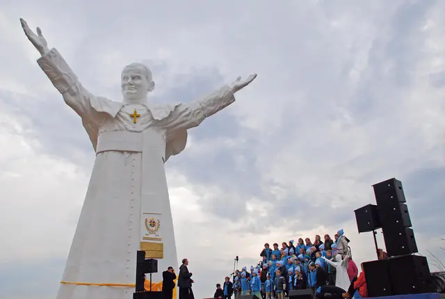 Am 13. April 2013 wurde in Tschenstochau die weltgrößte Statue von Johannes Paul II. enthüllt, der eng mit dem Wallfahrtsort verbunden war. Die XXL-Statue des 2005 verstorbenen Pontifex misst 14 Meter. 
 | Foto: KNA-Bild