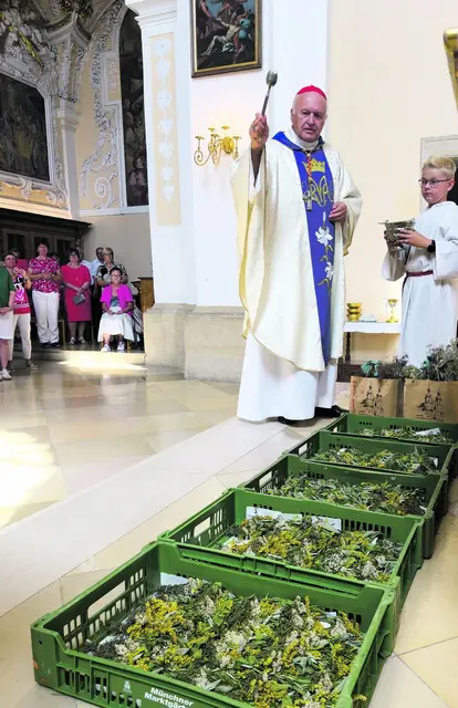 Kardinal László Német segnet Kräuterbuschen in Frauenkirchen. | Foto: Franz Josef Rupprecht 