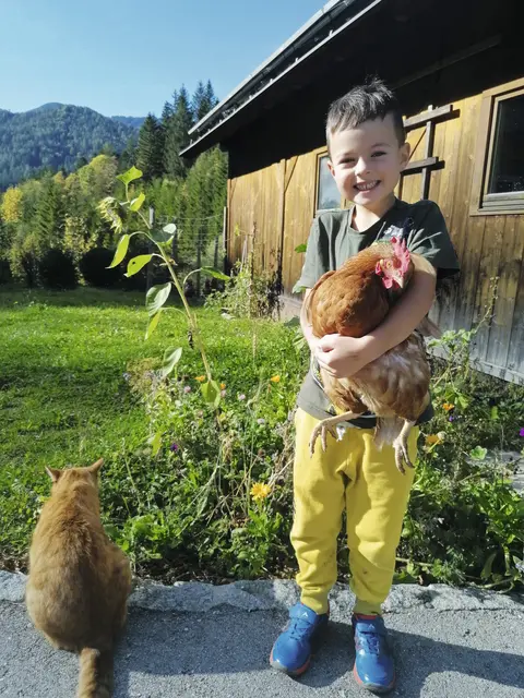 Einer der Gewinner der Franz von Assisi-Fotoaktion im Jahr 2021: Julian mit seinem Huhn Ludmilla! | Foto: privat