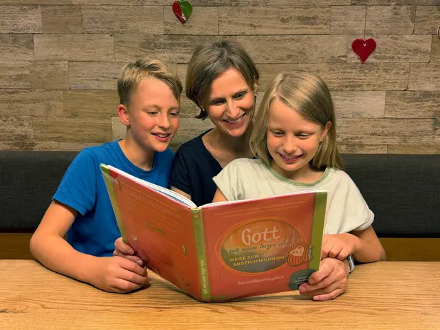 Die Pfarre Böhlerwerk setzt auf das von Albert Biesinger entwickelte Modell "Familienkatechese": Aurelia und ihr Bruder Jakob besprechen mit Mama Brigitte das nächste Thema im Familienbuch. | Foto: Pfarre Böhlerwerk