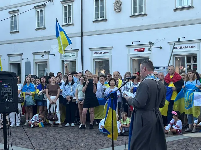 Bei der Kundgebung zum 35. Jahrestag der Unabhängigkeit der Ukraine am 24. August am Grazer Mariahilferplatz sprach auch der ukrainische griechisch-katholische Seelsorger Bohdan Karpliak (im Vordergrund). | Foto: Hohl