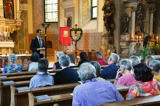 Manfred Novak (stehend) begrüßte beim Abschlusskonzert der Murauer Orgelwoche in der Pfarrkirche St. Lorenzen o. S. | Foto: Adam Jarczyk