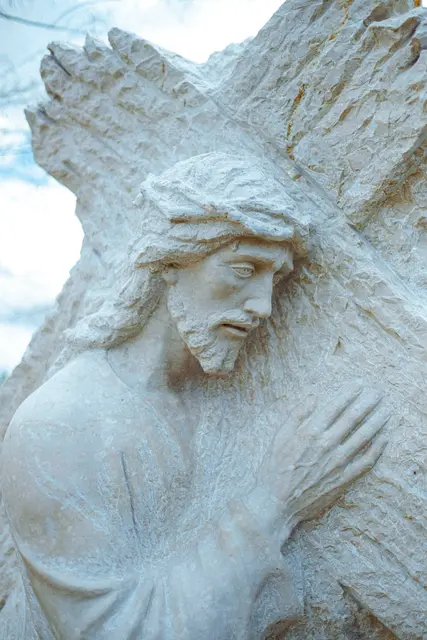 Jesus muss sein Kreuz auf sich nehmen: Er zeigt sich solidarisch mit allen Leidenden, indem er selbst leidet. | Foto: unsplash/Wesley Tingey