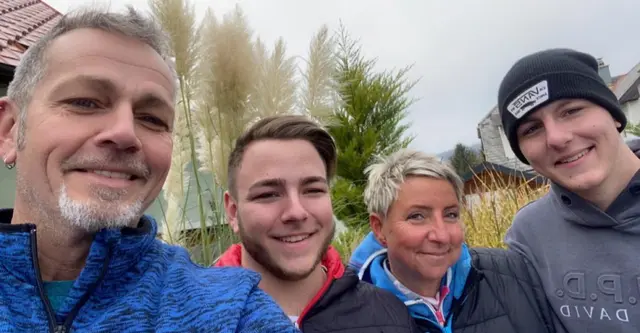Familie F. zu viert: Vater Thomas, Bruder Florian, Mutter Andrea und David. | Foto: privat
