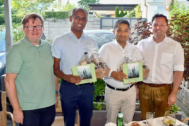 Der SR Judenburg-Obdacherland mit Leiter Rudolf Rappel (l.) verabschiedete sich nach sechs Jahren von den Vikaren Binu Joseph (Mitte) und Nirmal Jo Thomas (r.), die ab 1. September in anderen Seelsorgeräumen wirken werden.  | Foto: SR
