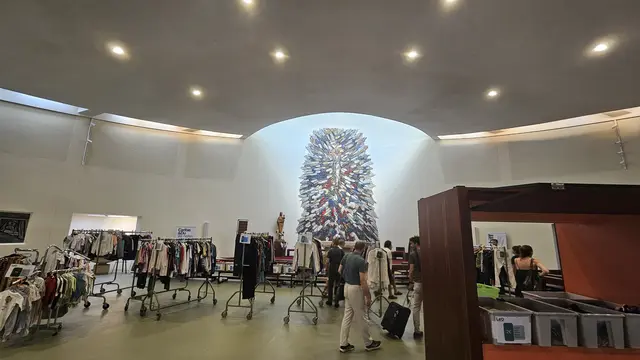 Das Kirchenschiff der Caritas Wien ist ein Beispiel, wie eine Kirche neu und vielfältig genutzt werden kann, ohne sie als Sakralraum aufzugeben. Unter anderem wird mit beweglichen Möbeln aus dem Kirchenraum kurzfristig ein Kleiderladen mit kostenloser Kleidung für Bedürftige. | Foto: privat