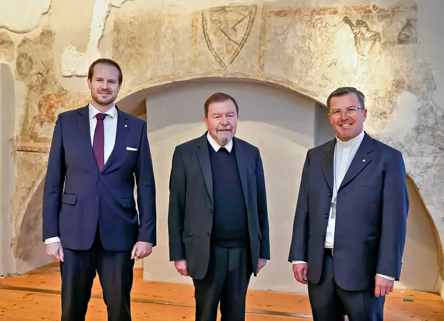 Mit 1. September übernehmen Weihbischof Johannes Freitag (r.) und Lukas Grangl (l.) das Generalvikariat der Diözese Graz-Seckau. Erich Linhardt (Mitte) beendet nach elf Jahren und der Erreichung des 70. Lebensjahres den Dienst als Generalvikar. | Foto: Neuhold