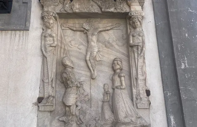 Das Gesicht des gekreuzigten Christus am Grazer Dom ist nicht zerstört worden, sondern „alterte“  durch die Witterung.  | Foto: KKS