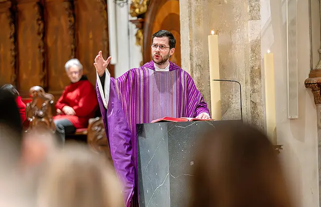 Niklas Müller – im Bild bei einer Fastenpredigt im Grazer Dom – übernimmt ab 1. September den neuerrichteten Seelsorgeraum Mürztal.  | Foto: Brunnthaler