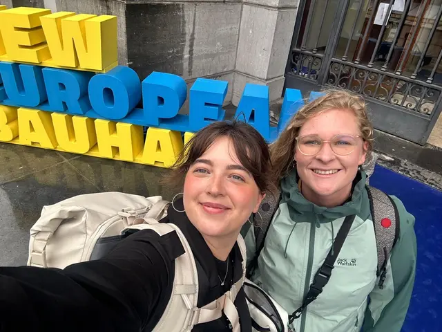 Von Brüssel nach Wien: Sarah Wack (oben, r.) und Lena Posch (l.) vom diözesanen Referat für Förderungen besuchten das New-European-Bauhaus-Festival in Brüssel. Dort stießen sie auf neue Ideen für die Nutzung kirchlicher Gebäude und passende Fördermittel.  | Foto: privat