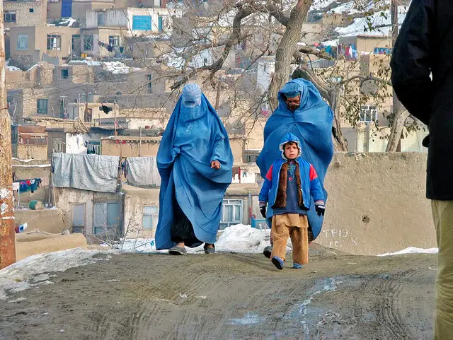 Laut Artikel 13 des im Jahr 2024 erlassenen „Tugend“-Gesetzes sind muslimische Frauen in Afghanistan verpflichtet, „ihr Gesicht und ihren Körper zu bedecken“, wenn sie sich in Gegenwart von Männern befinden, mit denen sie nicht direkt verwandt sind. Sie dürfen in der Öffentlichkeit nicht singen, rezitieren oder laut vorlesen. Männer müssen laut Gesetz mindestens knielange Hosen tragen, ihr Bart darf nicht zu kurz sein. | Foto: KNA / Timo Christians (2008)