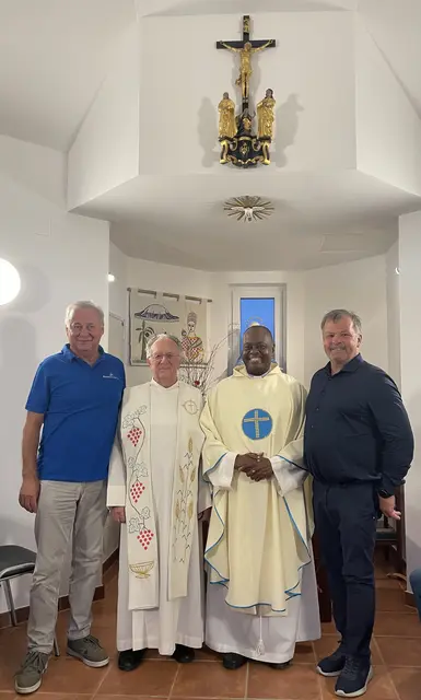 Besuch aus Tansania in Kirchberg an der Raab: (v. l.) Altbürgermeister Florian Gölles, Altpfarrer Alois Kremser, Pater Aidan Msafiri und Bürgermeister Helmut Ofner freuen sich über das jährliche Wiedersehen. | Foto: Barbara Leitgeb