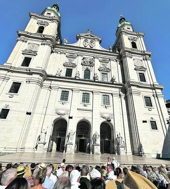 Der Salzburger Dom: nicht nur Kulisse, sondern Teil des Spiels.  | Foto: kiz/elle