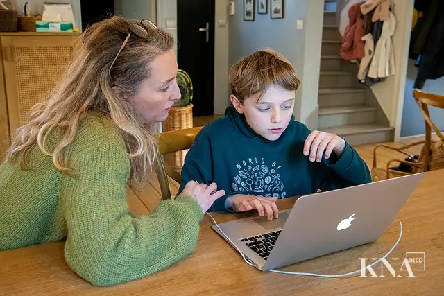 Frühzeitig mit Kindern über Cybermobbing zu sprechen, schützt vor den Folgen psychischer Gewalt durch virtuelle Inhalte. | Foto: KNA