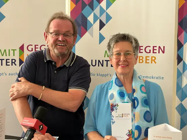 „MITUNTER GEGENÜBER – So klapptʼs auch mit der Demokratie“. Mit ihrem Dialogprojekt wollen Ferdinand Kaineder (l.) und Regina Petrik (r.) von der Katholischen Aktion Österreich (KAÖ) eine Grundlage für gelingende Demokratie fördern: Dialog. | Foto: KAÖ