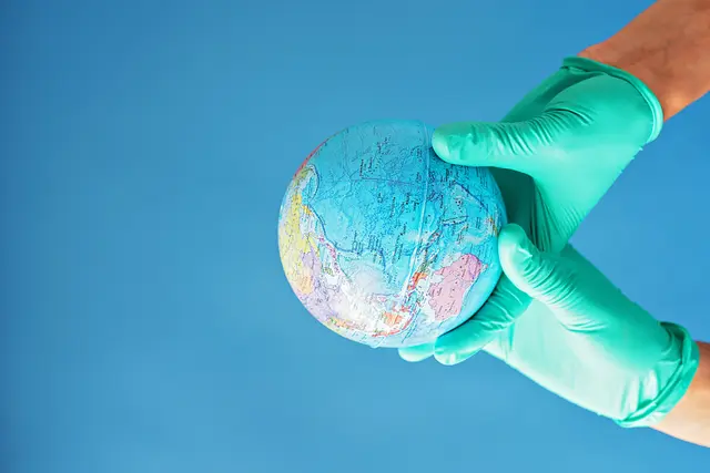 Die Welt in unseren Händen: Schöpfungsverantwortung bedeutet vor allem im Gesundheits­wesen, Leben zu schützen. In Österreichs Ordens­spitälern verbindet sich der Auftrag zur ganzheitlichen Sorge um Menschen mit dem achtsamen Umgang unserer Umwelt­ressourcen.  | Foto: Pexels