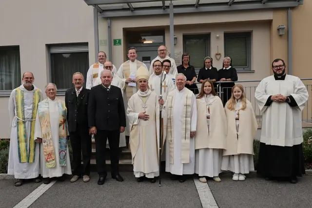 Mit Weihbischof Hansjörg Hofer (Mitte), Pfarrer Christian Grabner (hinten, 2. v. l.) und Sr. Maria Riedl (hinten, 3. v. r.) feierten auch Landeshauptmann a. D. Hermann Schützenhöfer (vorne, 4. v. l.), Bürgermeister Johann Kaufmann (vorne, 3. v. l.) sowie weitere Priester und Ordensleute ein Fest des Glaubens und der Dankbarkeit. | Foto: Moser