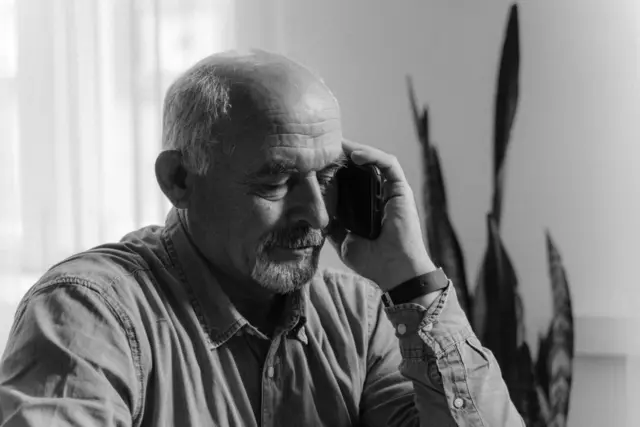 Ein Gespräch kann entlasten und Hoffnung schenken. Das bietet die TelefonSeelsorge kostenlos und rund um die Uhr. Suizidprävention lebt von Menschen die hinschauen und zuhören.  | Foto: T. Miroshnichenko/Pexels