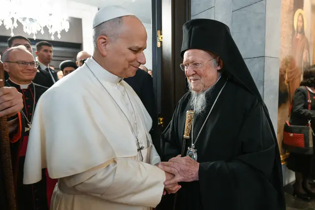 Papst Leo XIV. und der Ökumenische Patriarch Bartholomaios I. Ende 2025 in der Türkei. | Foto: KNA