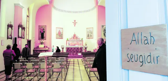 „Allah sevgidir“ ist türkisch und bedeutet: „Gott ist die Liebe“. Dieses Schild hängt an der Eingangstür der Paulus-Kirche von Konya (Türkei) – das biblische Iconium, wo Paulus auf seiner ersten Missionsreise predigte. | Foto: kathbild.at / Franz Josef Rupprecht