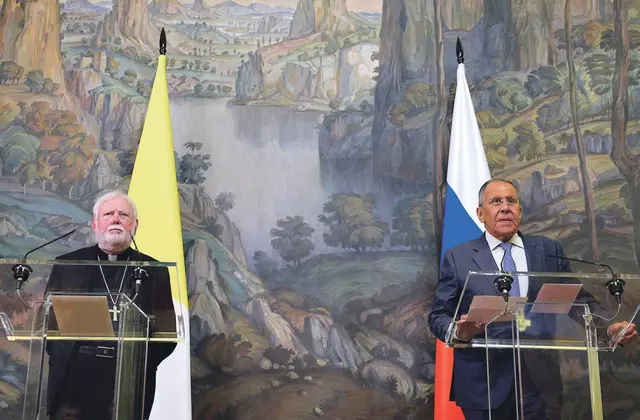 Der vatikanische Außenminister Erzbischof Paul Richard Gallagher (li.) und der russische Außenminister Sergei Lavrov (re.) bei einer gemeinsamen Pressekonferenz. | Foto: APA-Images / AFP / Ramil Sitdikov