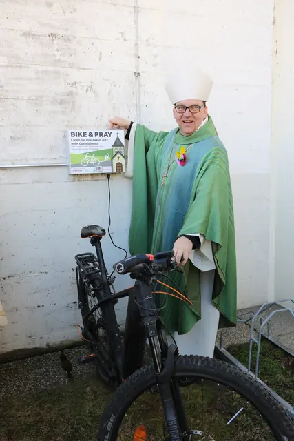Segnung der  E-Bike-Ladestation der Pfarre Hl. Familie in Lienz 2025 durch Bischof Hermann Glettler.   | Foto:  Theo Longo
