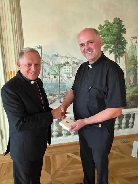 Erzbischof Mieczysław Mokrzycki und der Haager Pfarrer Helmut Prader.  | Foto: zVg