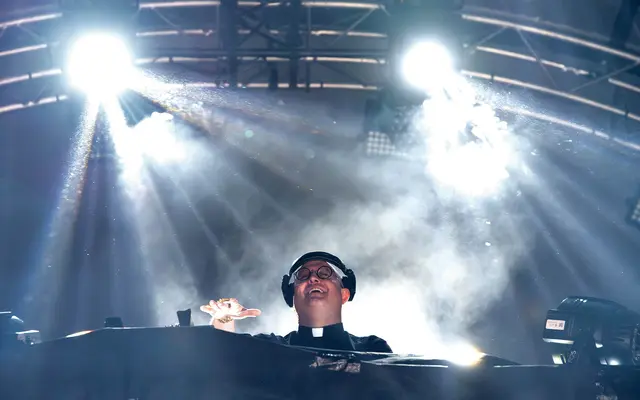 Der portugiesische Diözesanpriester Guilherme Guimarães Peixoto begeistert als Padre Guilherme viele Menschen mit seinen Techno-Shows. Sie verbinden sakrale Klänge mit elektronischer Tanzmusik. | Foto: Wikimedia Commons/Nuță Lucian from Cluj-Napoca, Romania