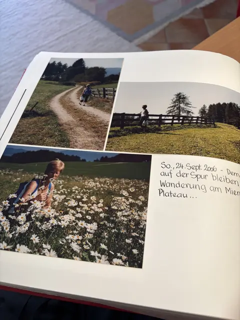 Gemeinsam durchs Leben gehen – festgehalten in liebevoll gestalteten Fotoalben. | Foto: Kaltenhauser