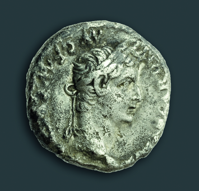 Ein Denar mit dem Kopf des Kaisers Tiberius (Kaiser von 14 bis 37 nach Christus). | Foto: Bibelhaus Frankfurt