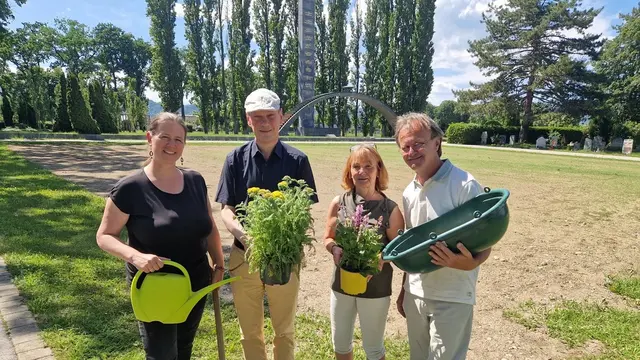 Eva Heidlmair, Umweltbeauftragte der Diözese Graz-Seckau, Stadtpfarrpropst Ewald Pristavec sowie Christine Podlipnig und Michael Kreuhsler vom Verein Blühen &amp; Summen im Juni, beim Anlegen der Wildblumenwiesen.  | Foto: Kl.Z./Saria