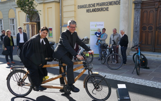 Am Fahrrad in die Messe: Die evangelische Pfarrerin Manuela Tokatli und der katholische Priester Alfred Jokesch machens vor.   | Foto: autofasten