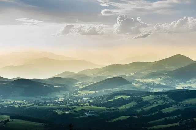 Blick vom Schöckl – Grazer Hausberg, Kraftplatz und Schauplatz zahlreicher Sagen rund um Hexen, Höhlen, verborgene Schätze und den Berggeist, wie jene Sage rechts unten. | Foto: Region Graz | pixelmaker.at