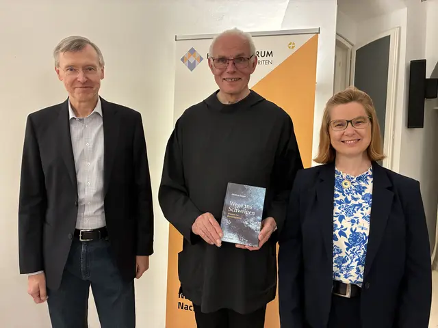 Br. Jakobus Geiger (Mitte) kommt nach einem Vortragsabend im Juni im September wieder nach Graz für ein Intensivseminar. Kathrin Karloff (r.) und Franz Pojer (l.) vom Bildungsforum bei den Minoriten machen u. a. mit einem Interview (s. u.) neugierig auf die Veranstaltung. | Foto: Schaller-Pressle