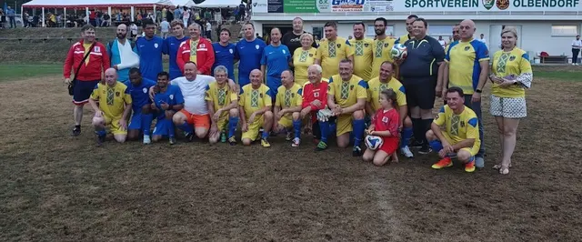 Gespielt wurde in eigens angefertigten Solidaritätsdressen mit Ukraine-Bezug, die gegen Spenden verkauft wurden. Aus der Steiermark mit am Spielfeld war Alfred Jokesch (1. Reihe: 5. v. l.). | Foto:  Kathpress