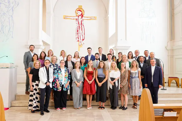 Eine Woche vor ihrem „ersten Schultag“ hat Weihbischof Johannes Freitag neue ReligionslehrerInnen in ihren Dienst gesendet. Alle „Neuen“ (mit ihrer Stammschule in Klammer) – zuerst die Abgebildeten: 1. Reihe v. l.: Fachinspektorin (FI) Andrea Kern, Schulamtsleiter Walter Prügger, Rut Sattinger (VS Öblarn), Johanna Kessler-Pilgram (BG/BRG Reininghaus), Corinna Leeb (VS Möderbrugg), Magdalena Legat (VS Premstätten), Selina Fodermayer (VS St. Oswald/Plankenwarth), Hannah Einfalt (VS Kirchberg), Silvia Gorditsch (VS Ottendorf), Weihbischof Johannes Freitag.
 – 2. Reihe v. l.: FI Eva Bacher, FI Dietlind Artner-Kager, Simone Haslacher (MS Bruck/Mur), Gudrun Isak (VS Pirka), Markus Wiener (BHAK Weiz), Julian Kollmann (Akademisches Gymnasium), Christiane Schiefer (LFS Gröbming), FI Franz Hackstock, stv. Schulamtsleiter Vinzenz Wechtitsch. 
– 3. Reihe v. l.: FI Ewald Nagl, Magdalena Rößl (MS I Weiz), Isabella Warasdin (MS II Leibnitz), Silke Nees (MS II Weiz), Julia Götzenauer (VS Hall), Alexander Postl (BHAK Hartberg), Denis Köll (MS Preding), Johanna Schriebl (VS Wies), Johanna Spiegel (BG/BRG Kirchengasse), Lisa Schaffler (VS Weizberg), Vilson de Marku (BG/BRG Weiz), FI Axel Leitner. – Nicht im Bild: Nadine Huber (LFS St. Martin), Christina Hussauf (VS Lind), Birgit Kormann (VS St. Bartholomä), Laura Kronabitter (VS Straß), Barbara Maier (VS Mariahof), Elisabeth Nader (VS Graz-Triester), Vanessa Rußmann (VS Voitsberg), Anna-Maria Teltscher-Dockner (VS Retznei). | Foto: Neuhold
