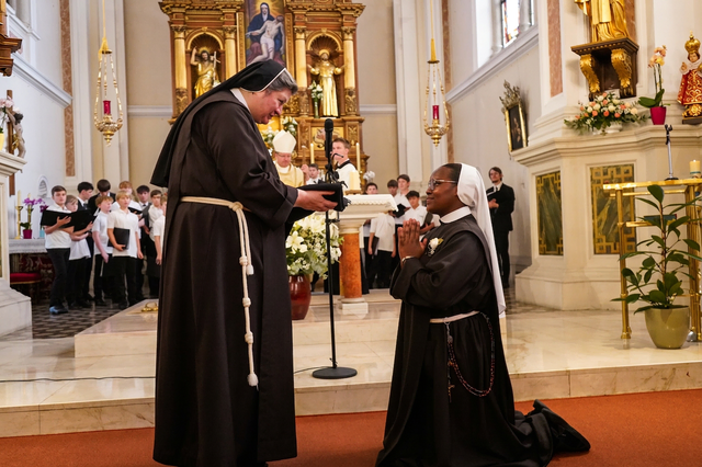 Generaloberin Sr. Bonaventura Holzmann (li.) übergibt den Habit an Sr. Elisabeth Kyalo, die ihre erste zeitliche Profess ablegte. | Foto: Elisabethinen