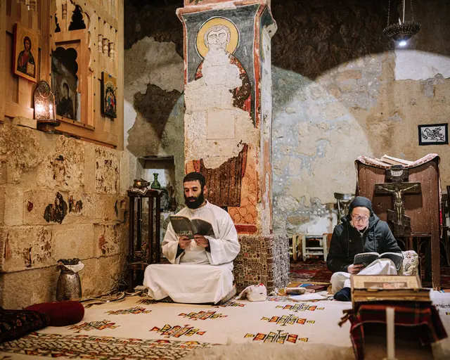 Materielle Einfachheit, spiritueller Reichtum: Im Kloster Mar Moussa existiert Gegensätzliches neben- und miteinander. Im Bild: Der christliche Ordensmann Dschihad und seine Mitschwester, die Ordensfrau Houda, beim gemeinsamen Laudes-Gebet am frühen Morgen. | Foto: Gautier/KNA 2024