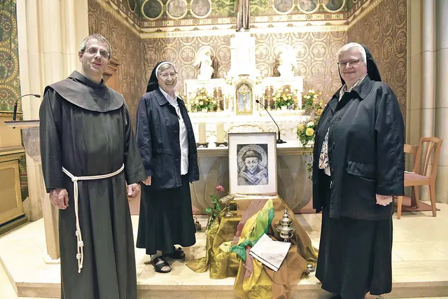 Generalvikarin Sr. Elvira Reuberger und Generaloberin Sr. Franziska Bruckner in der Amstettner Franziskanerinnenkirche mit einem Bild des heiligen Franz von Assisi, der vor 800 Jahren gestorben ist.  | Foto: Wolfgang Zarl